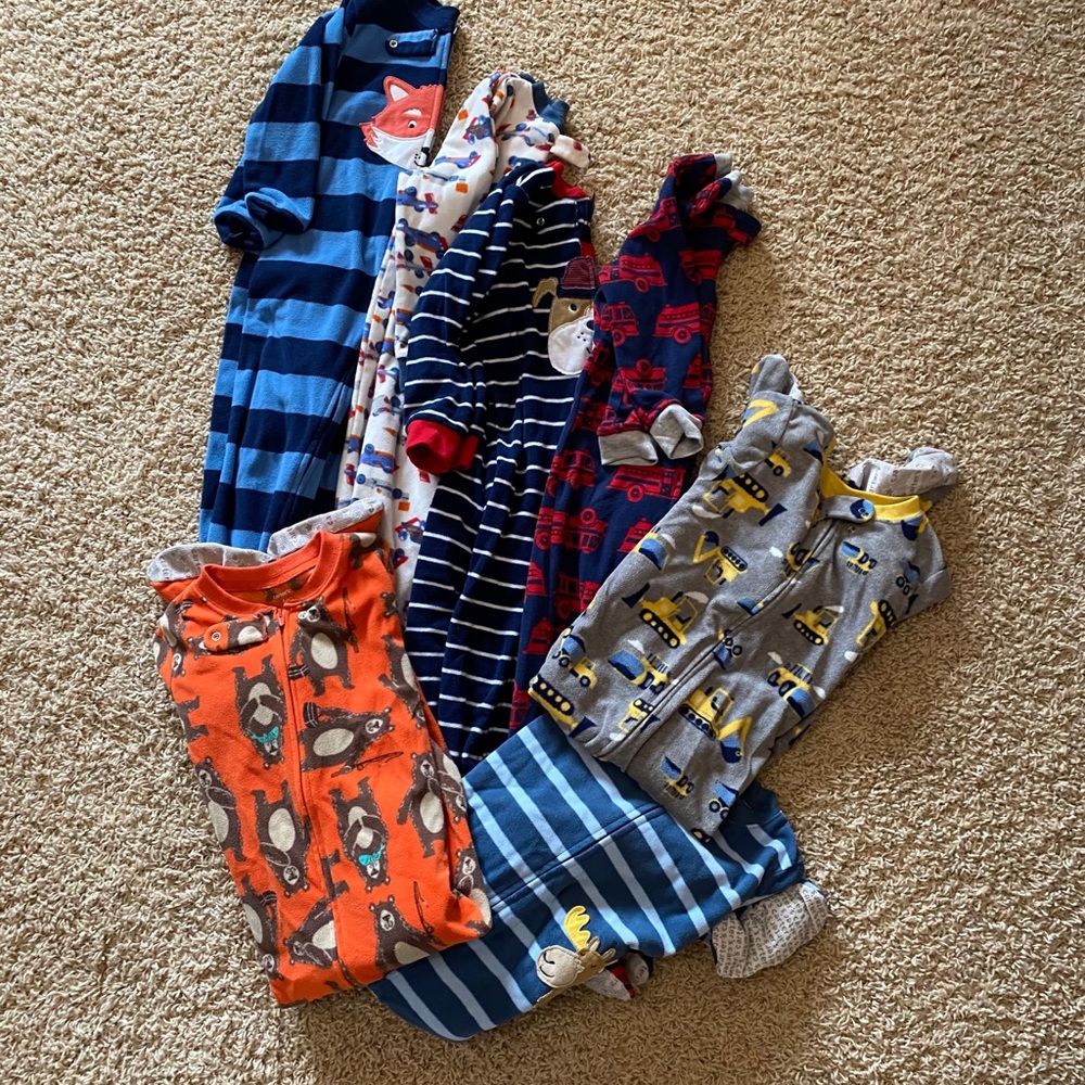 Lot of Carter’s footed pajamas... size 4t
